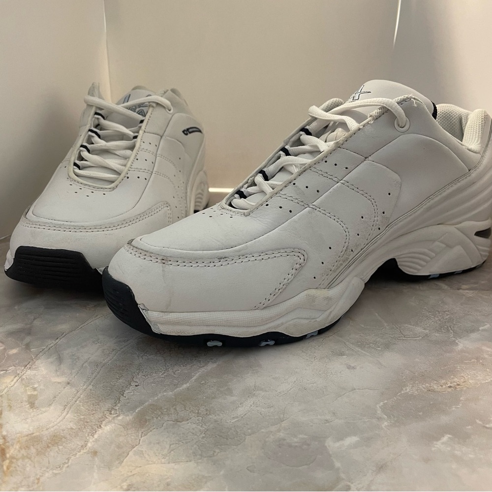 La Gear white leather women’s tennis shoe. Sneaker size US 8.5.